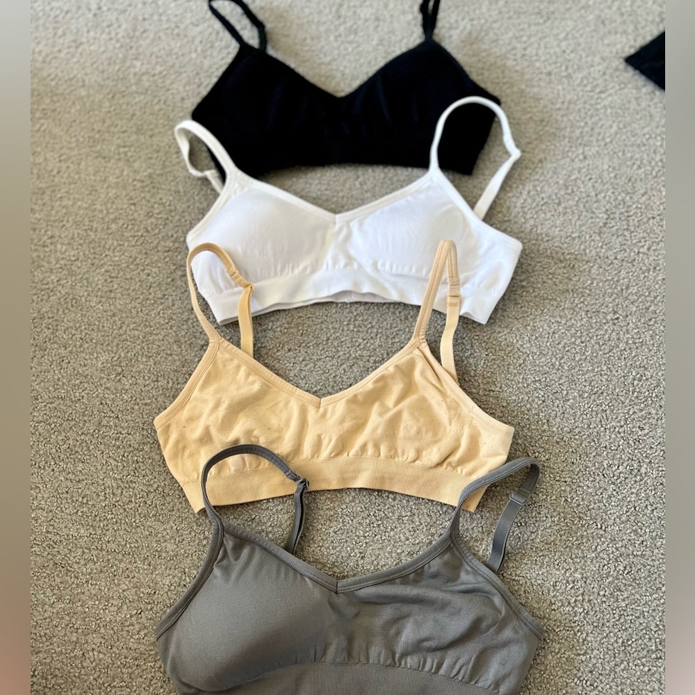 4 pack women’s bralette with removable pads. Size S/M